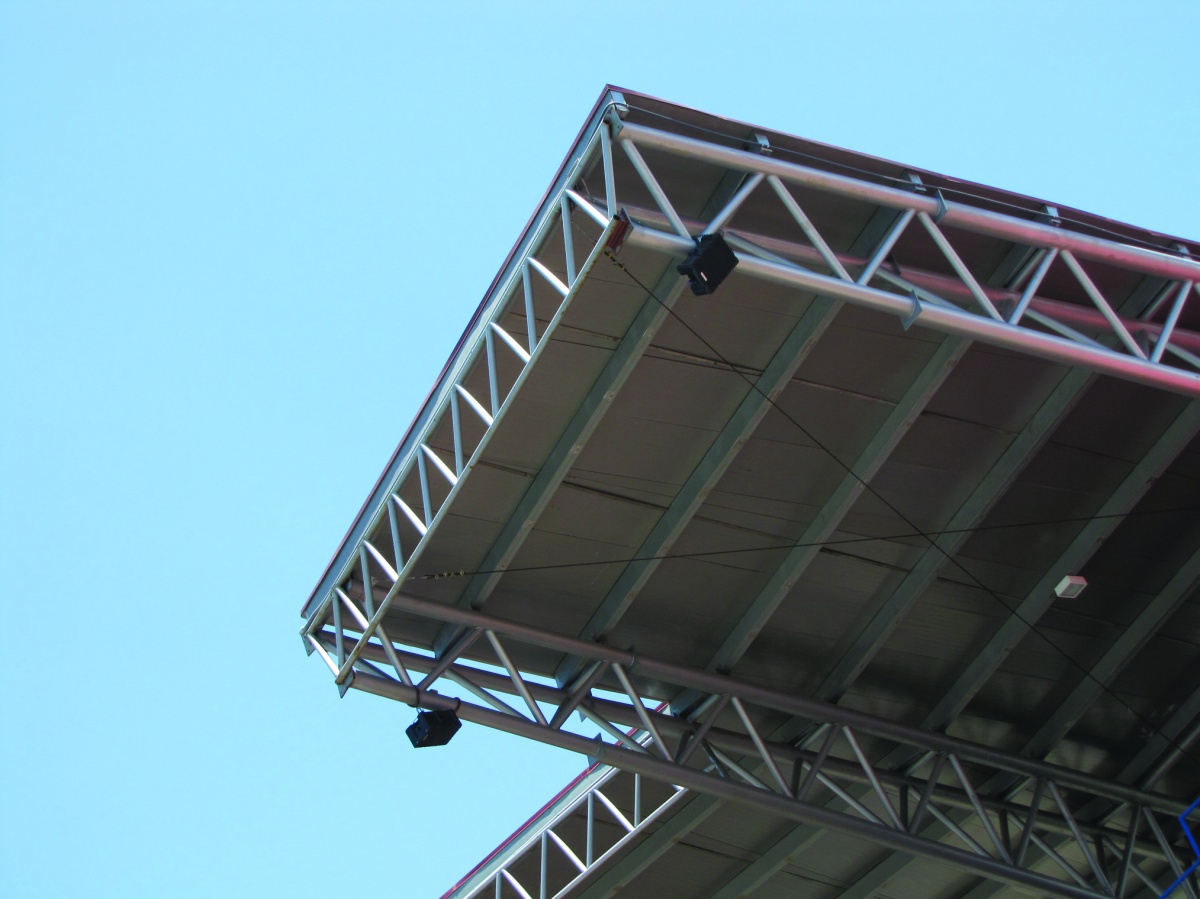 Technomad Noho loudspeakers suspended from roof