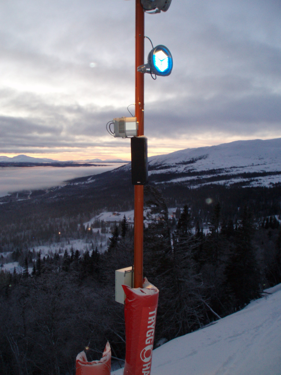 The ambient sounds coming from the Paris loudspeakers at SkiStar synchronize with a new lighting system to create an electrifying skiing experience